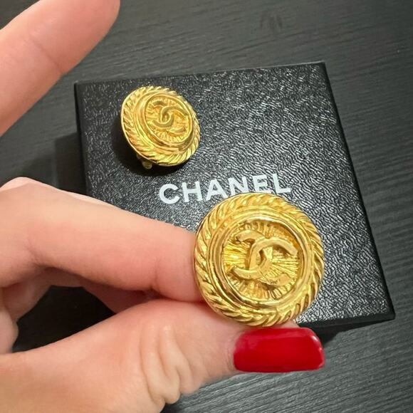 100% Authentic Chanel Logo Earrings Gold Brass Clip On - With Box - Picture 10 of 12